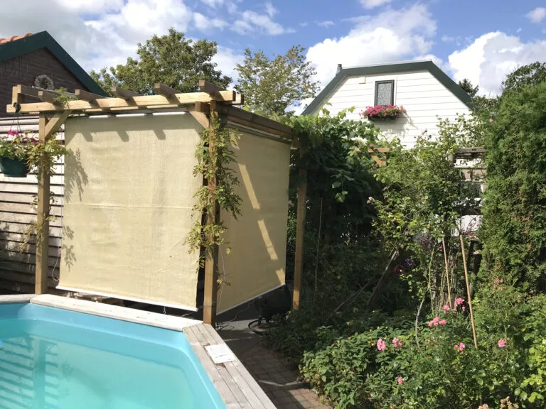 Rondom rolgordijnen voor de privacy.